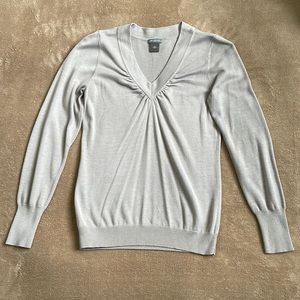 Ann Taylor Thin Knit V neck Top light gray/silver M